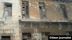 A punto de desplomarse edifico en San Lázaro, esquina a Perseverancia en Centro Habana