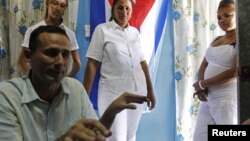 José Daniel Ferrer en entrevista con Reuters junto a su esposa Belkis Cantillo (centro), su hija Martha (izq.) y una pariente llamada Yasnay. 