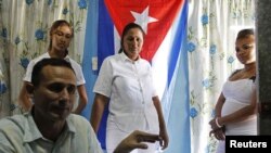 José Daniel Ferrer en entrevista con Reuters junto a su esposa Belkis Cantillo (centro), su hija Martha (izq.) y una pariente llamada Yasnay. 