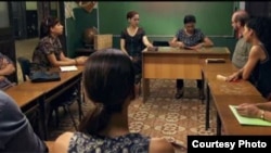 En el filme cubano “Conducta”, cuando para despedirla le echan en cara sus muchos años en el magisterio, la maestra Carmela responde: "no tanto tiempo como los que dirigen este país”.