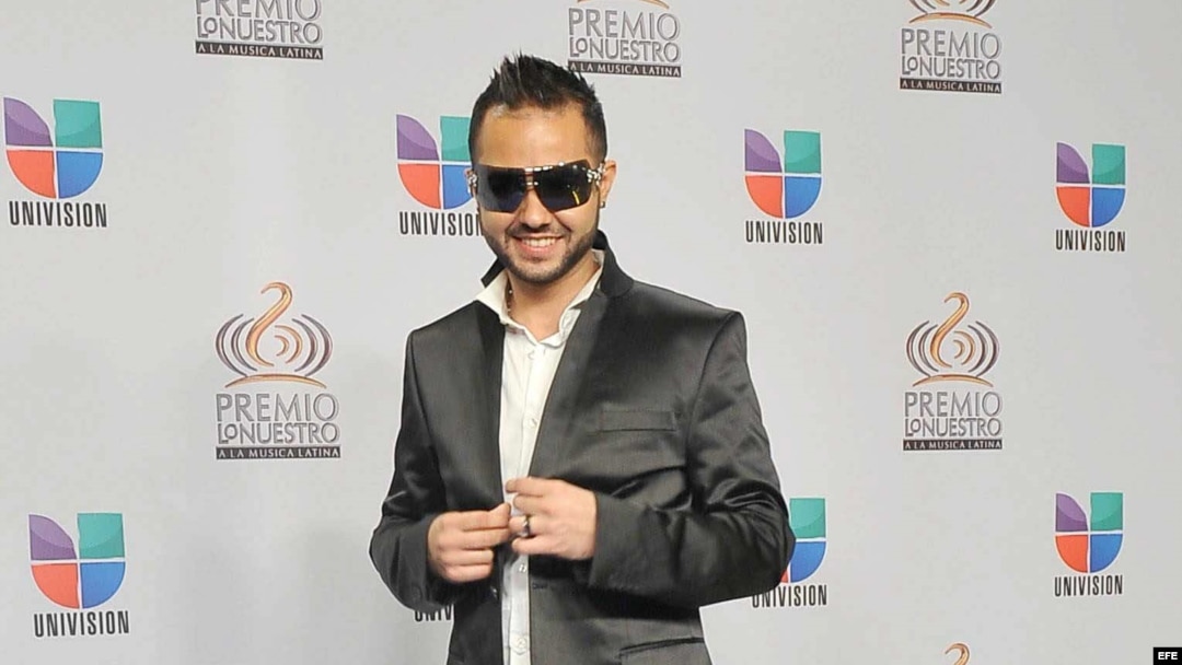  El cantante puertorriqueño Tony Dize posa a su llegada a los Premios Lo Nuestro 2011. 