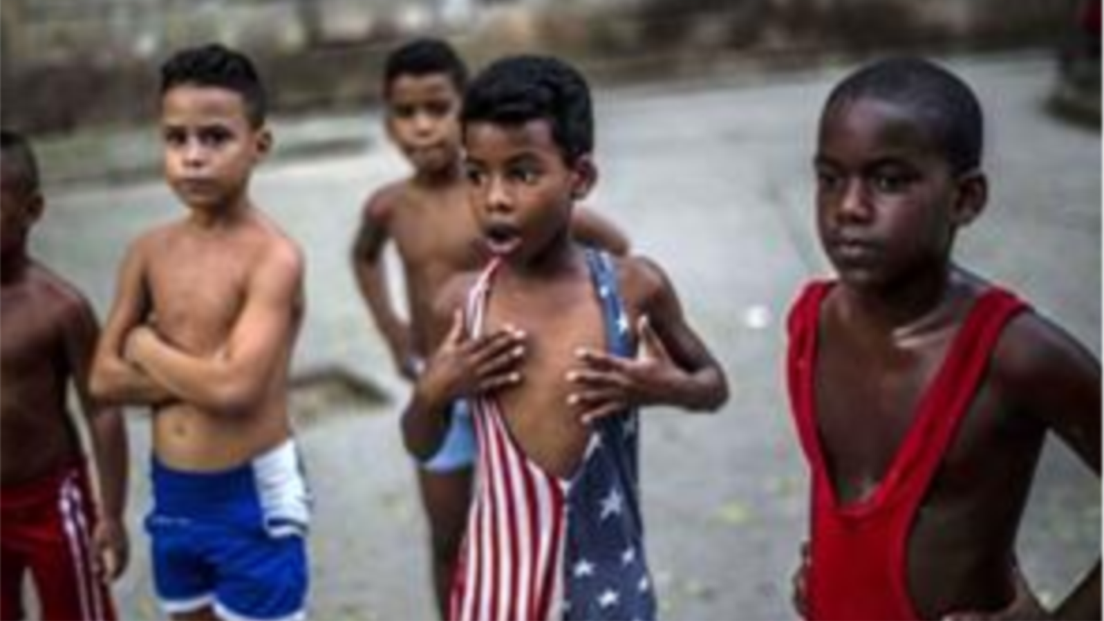 Niños cubanos practican lucha libre en la Habana Vieja.