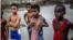Niños cubanos practican lucha libre en la Habana Vieja.