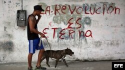 Cubanos en la calle hoy, viernes 18 de marzo del 2016, en La Habana (Cuba).