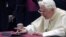 El papa Benedicto XVI publica por primera vez en Twitter al finalizar la audiencia general de los miércoles en el Aula Pablo VI en Ciudad del Vaticano el miércoles 12 de diciembre de 2012. 