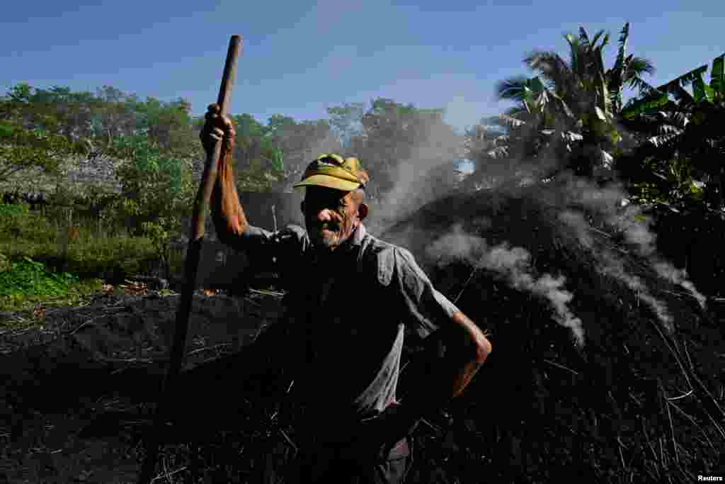 Miguel Cova, de 72 años, posa para una fotografía mientras elabora carbón, en Palpite, Ciénaga de Zapata, Cuba, el 7 de abril de 2026. REUTERS/Norlys Perez