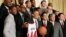 El President Barack Obama (c) en el homenaje a los campeones de la NBA en el 2012, los Miami Heat.  