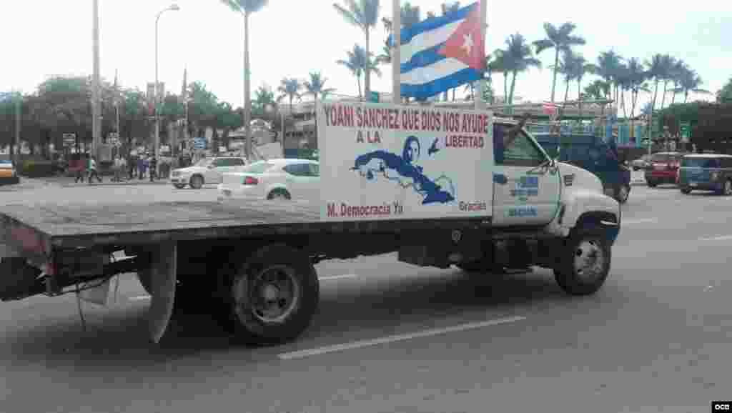 Protesta contra la bloguera Yoani Sánchez en Miami.