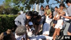 Foto de archivo de miembros de la Policía y de la seguridad cubanas reprimiendo a las Damas de Blanco. EFE/Alejandro Ernesto