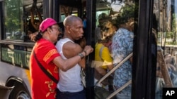 Cubanos se agolpan para subir a un autobús en la capital. (AP/Ramon Espinosa).