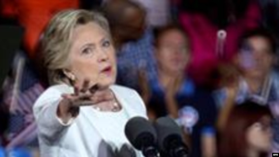 La candidata presidencial demócrata Hillary Clinton durante un acto de su campaña electoral en el Reverend Samuel Delevoe Memorial Park de Lauderdale, Florida.