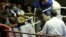 El boxeador cubano Erislandy Savón (c) y el ruso Dmitry Zaytsev (i) combaten en la categoría de los 91 kg.