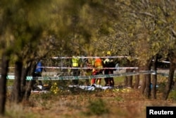 Personal de rescate trabaja en el lugar de la colisión de dos trenes de alta velocidad entre las localidades de Mora y Orgaz