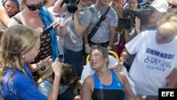 Fotografía cedida por la Oficina de Noticias de Florida Keys donde se ve a Diana Nyad sonriéndole a una admiradora mientras recibe tratamiento médico en Key West, Florida (EE.UU.). 