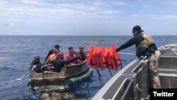 Cubanos rescatados por la Guardia Costera cerca de Cayo Hueso. (Foto: Twitter/Aduanas y Protección Fronteriza de EEUU)