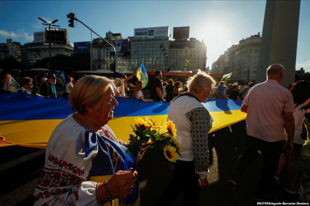 En las protestas de apoyo a Ucrania, los manifestantes han portado girasoles, como en esta, celebrada el 6 de marzo de 2022 en Buenos Aires.