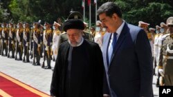 Maduro junto a Ebrahim Raisien en Teherán, el 11 de junio de 2022. (Foto AP/Vahid Salemi)
