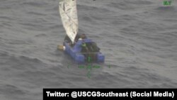 Grupo de balseros en el estrecho de la Florida repatriados el pasado jueves. (US Coast Guard).