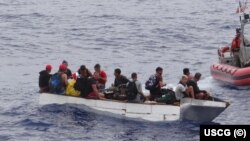  Cubanos interceptados por la Guardia Costera a unas 35 millas de Cayo Hueso. Foto: USCG Cutter Margaret Norvell) 