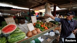 Productos frescos en venta en un mercado de La Habana, Cuba, el 23 de enero de 2024. REUTERS/Yander Zamora