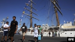 La tripulación del buque escuela argentino "Libertad", retenido en Ghana. 