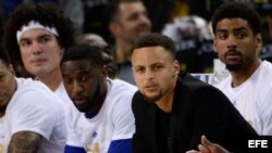 Stephen Curry (c) de Warriors.