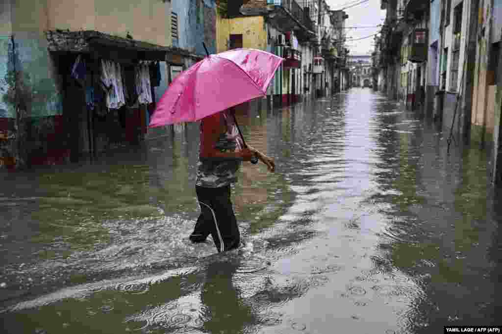 Numerosas zonas de la capital cubana fueron inundadas por las intensas lluvias el 3 de junio de 2022.