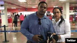 Osvaldo Navarro y Marthadela Tamayo en el Aeropuerto José Martí, de La Habana, tras la prohibición de viaje para asistir a la IX Cumbre de las Américas. (Twitter)