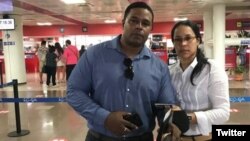 Osvaldo Navarro y Marthadela Tamayo en el Aeropuerto José Martí, de La Habana, tras la prohibición de viaje para asistir a la IX Cumbre de las Américas. (Twitter)