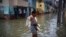 Una mujer atraviesa una calle inundada en La Habana, el viernes 3 de junio. (AP/Ramon Espinosa)