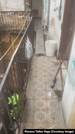 Vecinos de un edificio localizado Centro Habana denuncian que no tienen pasillos y colocan tablas para poder caminar.