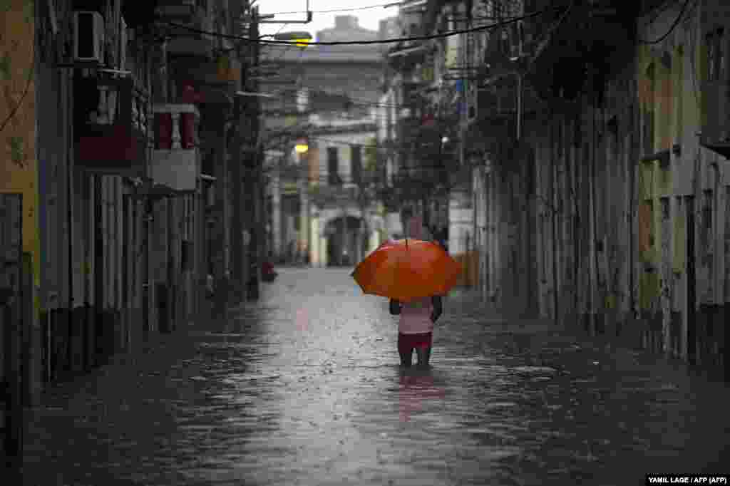 Numerosas zonas de la capital cubana fueron inundadas por las intensas lluvias el 3 de junio de 2022.