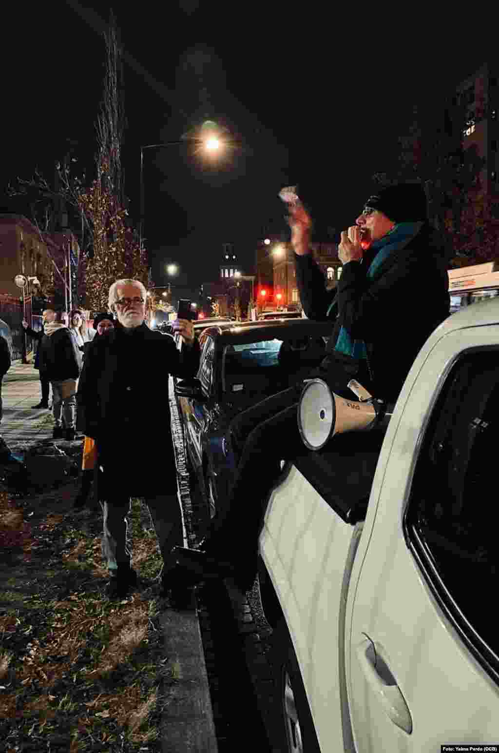 Manifestación global por los Derechos Humanos / Cubanos reunidos frente a la embajada de Cuba en Washington.