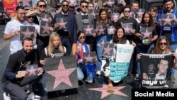 Activistas colocan estrellas con los nombres de los presos políticos cubanos en el Paseo de las Estrellas de Hollywood, en Los Angeles, donde se realiza la IX Combre de las Américas. (Facebook/Rosa María Payá)