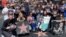 Activistas colocan estrellas con los nombres de los presos políticos cubanos en el Paseo de las Estrellas de Hollywood, en Los Angeles, donde se realiza la IX Combre de las Américas. (Facebook/Rosa María Payá)