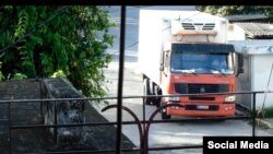Angel Moya y Berta Soler denunciaron en sus redes sociales que este camión es usado como "instrumento represivo" en su contra. (Foto: Facebook)