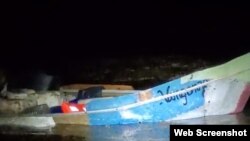 Un grupo de 10 migrantes cubanos arribó en este barco construido con poliespuma a las costas de Florida. (Captura de video/@USBPChiefMIP)