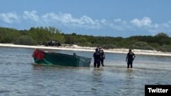 La embarcación en la que navegaban los 12 cubanos rescatados por la Guardia Costera de EEUU en un islote a unas 20 millas de Cayo Hueso. (Foto: Twitter/@USBPChiefMIP)