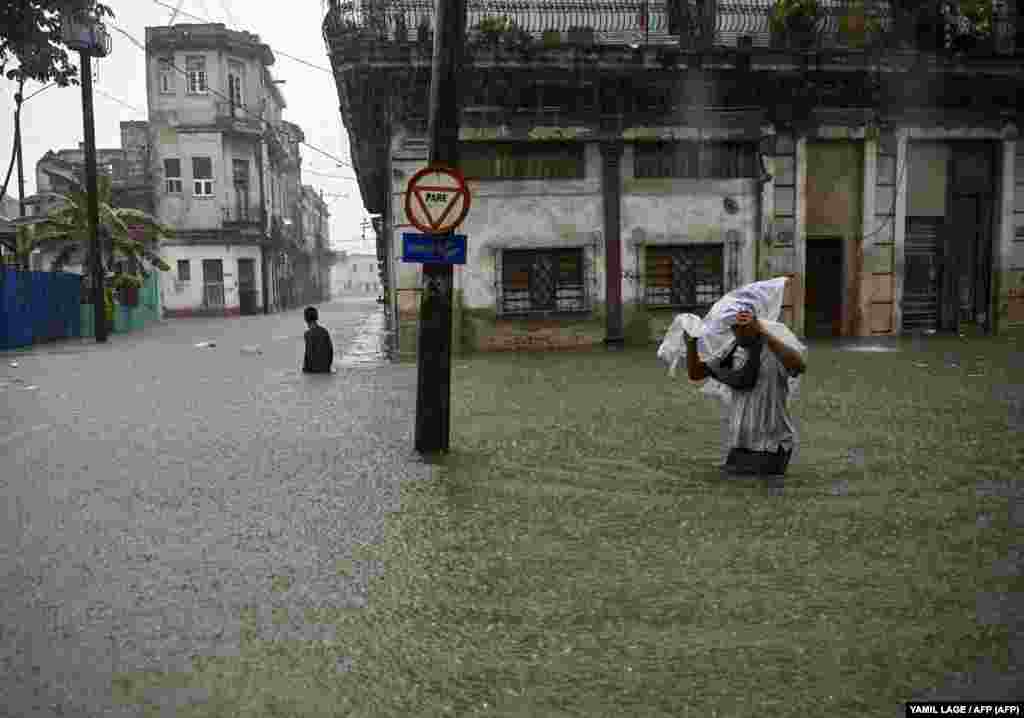 Numerosas zonas de la capital cubana fueron inundadas por las intensas lluvias el 3 de junio de 2022.