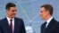 Los candidatos a la presidencia de España Pedro Sánchez (I) actual presidente por el PSOE y Alberto Núñez Feijóo (D) dpor el PP, conversan antes del debate electoral en Atres TV 