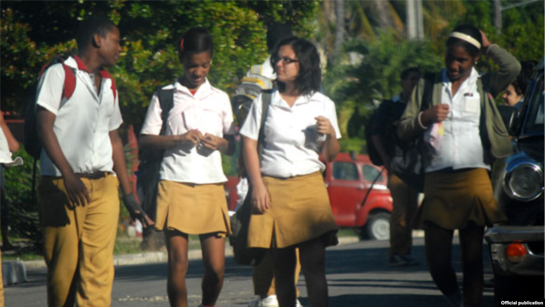 Alumnos de la secundaria básica.