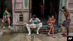 Esta foto tomada en octubre de 2024 muestra a residentes fuera de sus hogares durante un apagón masivo. (Foto AP/Ramon Espinosa)