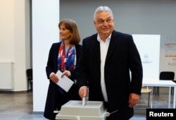 El primer ministro Viktor Orbán acudió a primera hora del domingo a ejercer su voto en Budapest.