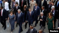 Miguel Díaz-Canel, y su esposa, Lis Cuesta, caminan junto al presidente del Gobierno de España, Pedro Sánchez, su esposa, Begoña Gómez, y Eusebio Leal, historiador oficial de La Habana, durante una visita a La Habana Vieja el 23 de noviembre de 2018. REUTERS/Fernando Medina