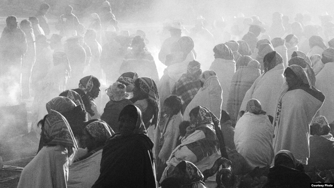 "Tarahumaras", fotografía de Pedro Tzontémoc (México,1964). Se publica por cortesía suya y de la revista Artes de México.