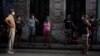 Un grupo de personas en una cola para comprar comida en La Habana, en una imagen tomada el 15 de mayo (Alexandre Meneghini/Reuters).