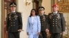 La presidenta interina de Venezuela, Delcy Rodríguez, camina junto al general Gustavo González López —quien asumió el cargo de ministro de Defensa en reemplazo del general Vladimir Padrino el 19 de marzo de 2026. Palacio de Miraflores/Material cedido vía REUTERS.