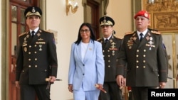 La presidenta interina de Venezuela, Delcy Rodríguez, camina junto al general Gustavo González López —quien asumió el cargo de ministro de Defensa en reemplazo del general Vladimir Padrino el 19 de marzo de 2026. Palacio de Miraflores/Material cedido vía REUTERS.