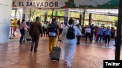 Esteban Rodríguez (der.) y Héctor Luis Valdés Cocho salen del aeropuerto, en El Salvador, y se dirigen a un hotel para descansar. (Twitter/@raudaz_)