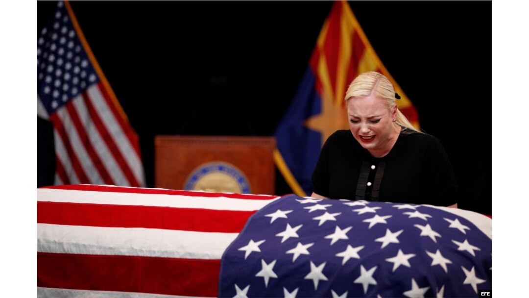 La hija del difunto senador republicano John McCain, Meghan McCain, junto al féretro de su padre, en el Capitolio de Arizona.